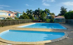 Maison mitoyenne , piscine,Citerne, jardin, parking, plage