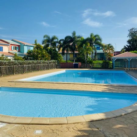 Maison mitoyenne , piscine,Citerne, jardin, parking, plage Le Gosier  Extérieur photo