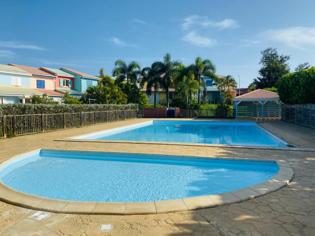 Maison mitoyenne , piscine,Citerne, jardin, parking, plage Le Gosier  Extérieur photo