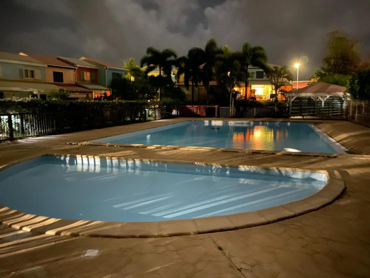 Maison mitoyenne , piscine,Citerne, jardin, parking, plage Le Gosier  Extérieur photo