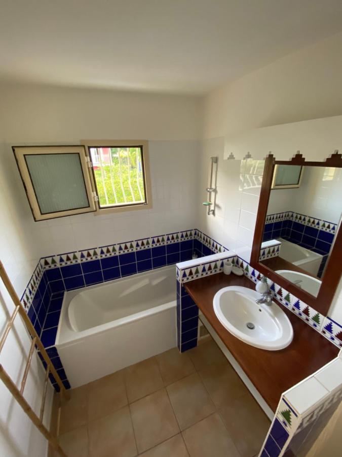 Maison mitoyenne , piscine,Citerne, jardin, parking, plage Le Gosier  Extérieur photo