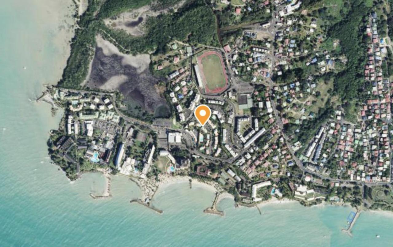 Maison mitoyenne , piscine,Citerne, jardin, parking, plage Le Gosier  Extérieur photo